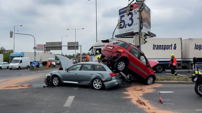 Auta zůstala po nehodě v Praze na hromadě